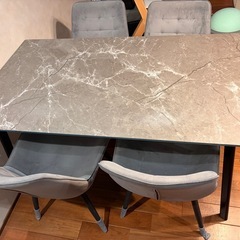 ダイニングテーブルと椅子4脚の画像