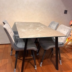 ダイニングテーブルと椅子4脚の画像