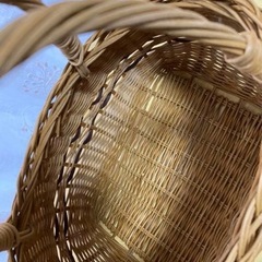 藤手編み籠の画像