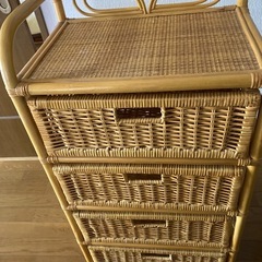 籐製の収納の画像