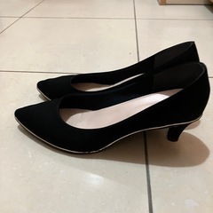黒パンプスの画像