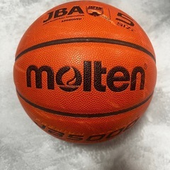 ミニバス用バッシュとバスケットボール2個の画像