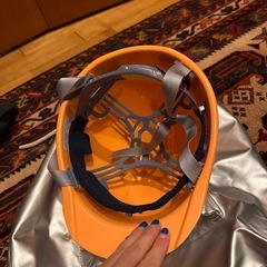 ヘルメットとリュックの画像