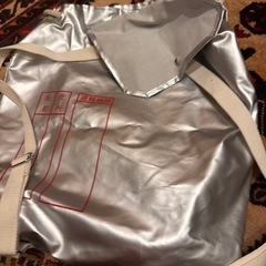 ヘルメットとリュックの画像