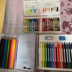 クレヨンやクーピーセットの画像