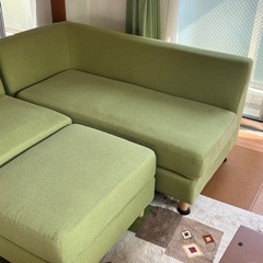 グリーン色のソファの画像