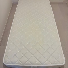 シングルベッドとマットレスの画像