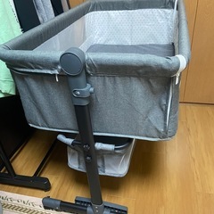 キャスター付き ベビーベッドの画像