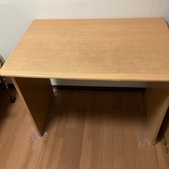 洗濯機・ソファーベット・机・棚の画像