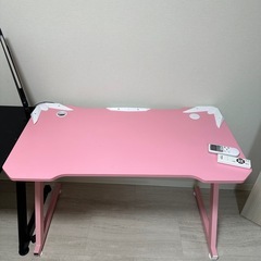 ゲーミング用デスクとチェアの画像