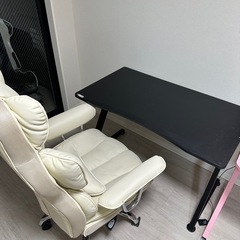ゲーミング用デスクとチェアの画像