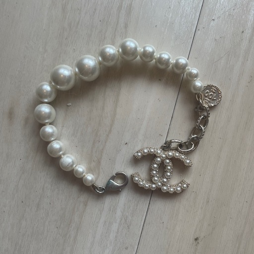 CHANEL パールブレスレットとブローチ
