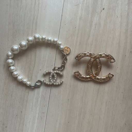 CHANEL パールブレスレットとブローチ