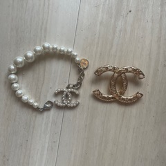 CHANEL パールブレスレットとブローチの画像