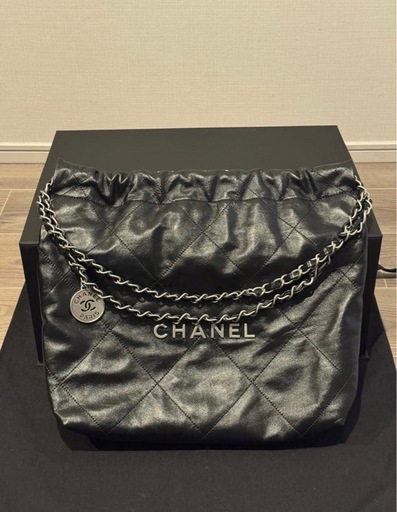 CHANEL 22 スモール ハンドバッグ ブラック シャイニー カーフスキン