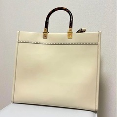 FENDI フェンディ サンシャイン ミディアム ホワイト レザー ショッパーの画像