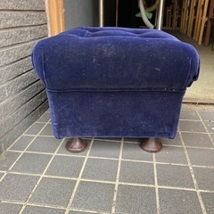 濃紺ソファスツールの画像