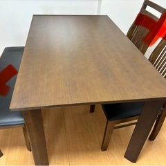 美品ダイニングテーブル  3年未満の画像
