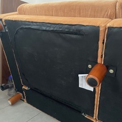 【早い者勝ち】2人掛けソファ 無料（底面破れあり・使用OK）の画像