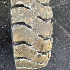 フォークリフト用タイヤの出品です。 サイズは28×9-15になります。 4本セットになりますの画像