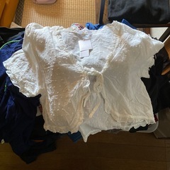 大量のレディース服の画像