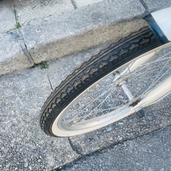 『ＳＡＬＥ　３０％』　折りたたみ自転車　２０インチ　6変速　白　配達可能の画像