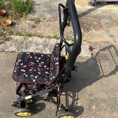 老人用手押し車の画像