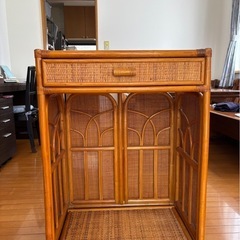 藤のヒーターラックの画像