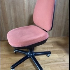 ピンク系キャスター付き椅子の画像