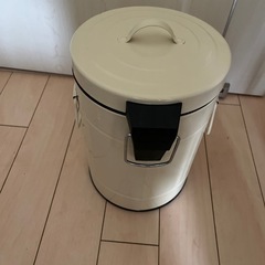 ゴミ箱の画像