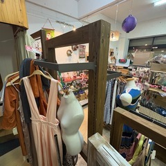 ③ハンガーラック　什器の画像