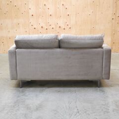 ≪zyt2944ジ限≫ 2人掛けソファ 布張り ベロア グレー 幅136cm　　 ベルベット/短起毛/ファブリック/幅約135cm/幅約140cm/中古家具/リユースストレージ仙台 080328-57の画像