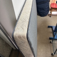 木製シングルベッドフレームとマットレス
の画像