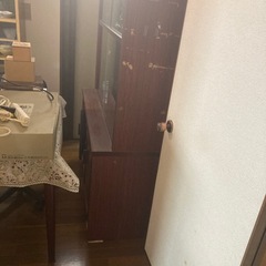 取引き場所は牛久市　食器棚と食器の画像