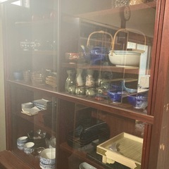 取引き場所は牛久市　食器棚と食器の画像
