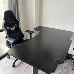 電動昇降式デスク、ゲーミングチェアの画像