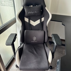 電動昇降式デスク、ゲーミングチェアの画像