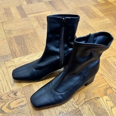 大人っぽい黒いブーツの画像