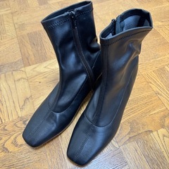 大人っぽい黒いブーツの画像