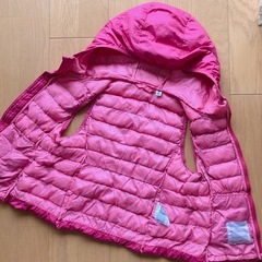 UNIQLO ピンク フード付きダウンベスト キッズ用の画像