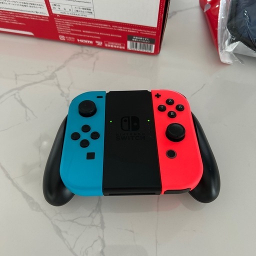 Nintendo Switch 本体、箱、コントローラーのネオン、ブルーとネオンレッド、おまけのケース付き
