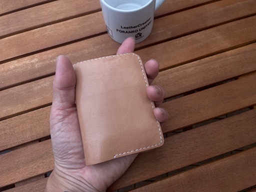 小ぶりなのにお札なども入る牛本革ミニレザーウォレット