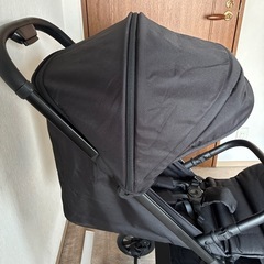 折りたたみ式のブラックベビーカー    の画像