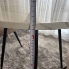 大理石風の丸テーブルと椅子2脚セットの画像
