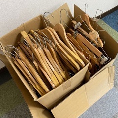 木製ハンガー80本以上まとめて　直接引き取り限定の画像