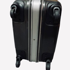 ブラック立体ストライプデザインキャリーケースの画像