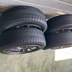 ブラックレーシングタイヤホイールの画像