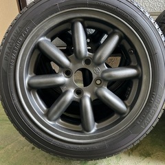 ブラックレーシングタイヤホイールの画像