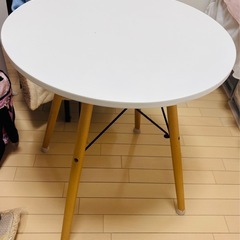 あげます。90cm丸テーブル　直接受け渡し可能な方のみの画像