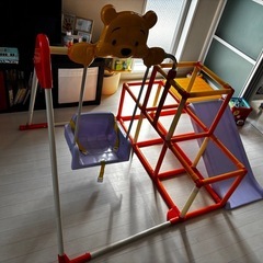 プーさんのジャングルジムとブランコの画像